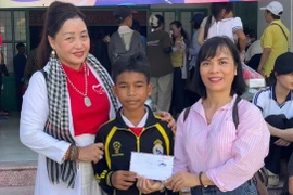 Tặng quà cho học sinh tại chương trình.