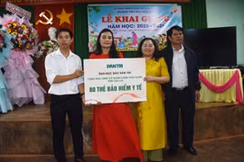 Trao 80 thẻ bảo hiểm y tế cho học sinh khó khăn tại Trường Tiểu học Ngô Mây