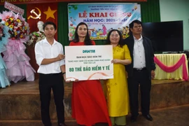 Trao 80 thẻ bảo hiểm y tế cho học sinh khó khăn tại Trường Tiểu học Ngô Mây