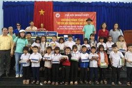 Tặng quà cho học sinh nghèo ở xã Ia Púch và Chư Pưh