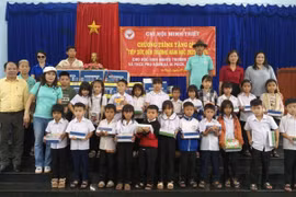 Tặng quà cho học sinh nghèo ở xã Ia Púch và Chư Pưh