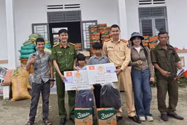 Tặng quà cho 100 học sinh có hoàn cảnh khó khăn ở xã Ia Pa.