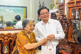 Bí thư Tỉnh ủy Hồ Quốc Dũng thăm cán bộ lão thành cách mạng