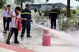 Học sinh Trường THCS Nhơn Hội trải nghiệm cách dập lửa do cháy bình gas.