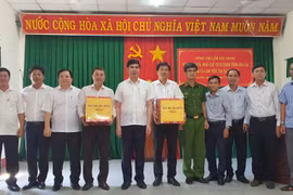 Phó Chủ tịch UBND tỉnh Lâm Hải Giang tặng quà của Tỉnh ủy, HĐND, UBND, UBMTTQVN tỉnh cho xã Hòa Hội. Ảnh: Kim Hường