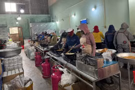 Công nhân chế biến cơm rang không đảm bảo an toàn.