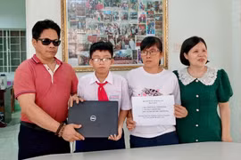 Tặng quà cho Gia Khánh tại trụ sở Hội. Ảnh: D.L