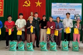 Đồn Biên phòng Cát Khánh tặng quà cho hộ nghèo