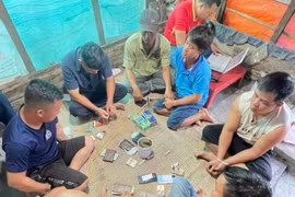 Bắt 8 đối tượng ở xã Phú Thiện để điều tra hành vi gá bạc và đánh bạc