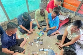 Bắt 8 đối tượng ở xã Phú Thiện để điều tra hành vi gá bạc và đánh bạc