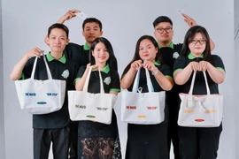 Nhóm sinh viên Trường Đại học FPT Quy Nhơn hiện thực hóa ý tưởng “biến rác thải nhựa thành thời trang”. Ảnh: T.D