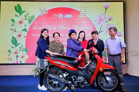 Trao 190 suất quà cho nạn nhân chất độc da cam/dioxin và cô đỡ thôn bản tỉnh Gia Lai