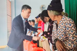 Tặng 30 suất quà Tết cho gia đình chính sách, hộ nghèo ở xã Đê Ar và Đăk Trôi