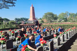 Hơn 150 đoàn viên, thanh niên dọn vệ sinh Nghĩa trang Liệt sĩ tỉnh Gia Lai