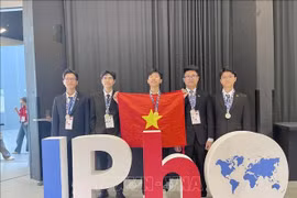 Tự hào cờ đỏ sao vàng tại lễ bế mạc Olympic Vật lý Quốc tế 2025