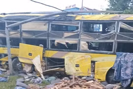 Hà Tĩnh: Lật xe khách làm 9 người tử vong, 15 người bị thương