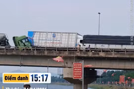 Tai nạn liên hoàn giữa nhiều ô tô tải, xe đầu kéo trên cầu Bồng Sơn.