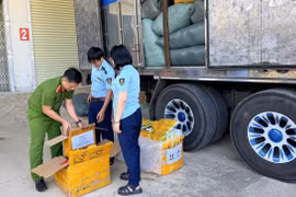 Gia Lai Liên tiếp phát hiện lượng hàng khủng nghi giả mạo nhãn hiệu nổi tiếng chở trên xe tải.