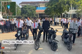 Ngày đầu ra quân, Cảnh sát giao thông Gia Lai xử lý hàng loạt học sinh cấp 2 sử dụng xe đạp điện độ chế.