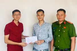 Phát hiện số tiền lớn trong trụ ATM, chàng trai ở Gia Lai mang đi trình báo Công an nhờ trả người mất.