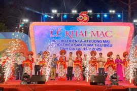 Các đại biểu cắt băng khai mạc Hội chợ triển lãm thương mại và giới thiệu sản phẩm tiêu biểu tỉnh Gia Lai năm 2025. Ảnh: V.T