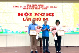 Trao kỷ niệm chương “Vì sự nghiệp xây dựng tổ chức Công đoàn” cho 2 đồng chí lãnh đạo tỉnh Gia Lai