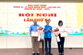 Trao kỷ niệm chương “Vì sự nghiệp xây dựng tổ chức Công đoàn” cho 2 đồng chí lãnh đạo tỉnh Gia Lai