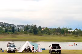 Hòa mình vào thiên nhiên với cánh diều, lều trại