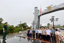 Đoàn công tác tham quan tại Quốc môn-Cửa khẩu quốc tế Lệ Thanh