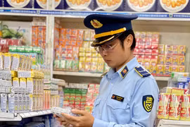 Chi cục Quản lý thị trường tỉnh tăng cường kiểm tra các mặt hàng sữa. Ảnh: V.T