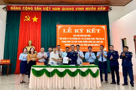 Đội Quản lý thị trường số 7 ký kết quy chế phối hợp với UBND xã Mang Yang. Ảnh: Vũ Thảo