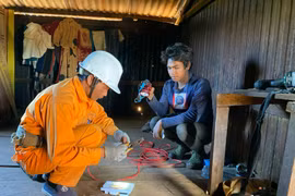 Nhân viên Công ty Điện lực Gia Lai hỗ trợ người dân thay các thiết bị tiết kiệm điện. Ảnh: H.D