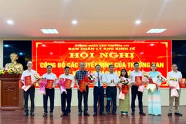 Trao quyết định bổ nhiệm cho các trưởng phòng, giám đốc các đơn vị trực thuộc Ban Quản lý khu kinh tế tỉnh.