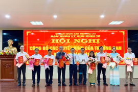 Trao quyết định bổ nhiệm cho các trưởng phòng, giám đốc các đơn vị trực thuộc Ban Quản lý khu kinh tế tỉnh.