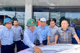 Phó Chủ tịch UBND tỉnh Nguyễn Tự Công Hoàng kiểm tra dự án Cải tạo nút giao thông Phù Đổng. Ảnh: V.T