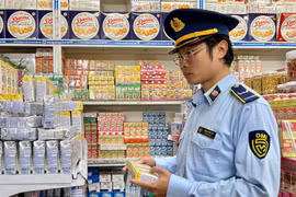 Lực lượng Quản lý thị trường tăng cường công tác kiểm tra, kiểm soát hàng hoá thiết yếu trên thị trường. Ảnh Vũ Thảo