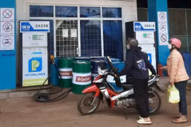 Kiểm tra về đo lường 13 cột đo xăng dầu, lấy 4 mẫu để đánh giá chất lượng