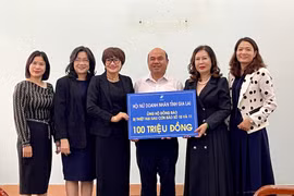 Hội Nữ doanh nhân tỉnh Gia Lai ủng hộ 100 triệu đồng cho đồng bào bị thiệt hại sau cơn bão số 10 và 11. Ảnh: Vũ Thảo