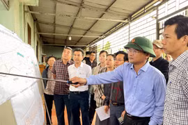 Phó Chủ tịch UBND tỉnh Nguyễn Tự Công Hoàng kiểm tra hiện trường tại Dự án Khu dân cư đường Nguyễn Văn Linh. Ảnh: Vũ Thảo