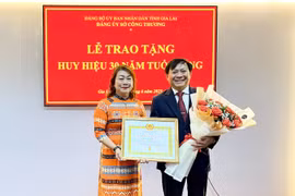 Đồng chí Phạm Văn Binh-Bí thư Đảng ủy, Giám đốc Sở Công thương Gia Lai đã nhận Huy hiệu 30 năm tuổi Đảng. Ảnh: Vũ Thảo