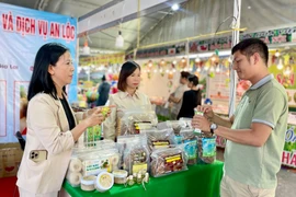 Các sản phẩm đặc trưng của các hợp tác xã ở Gia Lai trưng bày tại Hội chợ. Ảnh: V.T