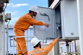 Nhân viên Công ty Điện lực kiểm tra Trạm biến áp của Nhà máy điện gió HBRE Chư Prông. Ảnh: V.T