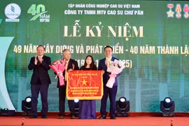 Phó Chủ tịch UBND tỉnh Dương Mah Tiệp tặng cờ thi đua của UBND tỉnh cho Công ty TNHH một thành viên cao su Chư Păh. 