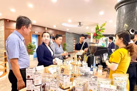 Các đại biểu tham quan khu trưng bày sản phẩm đặc trưng của tỉnh. Ảnh: Vũ Thảo