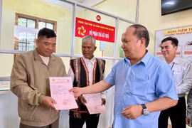 Phó Bí thư Thường trực Tỉnh ủy, Chủ tịch HĐND tỉnh Rah Lan Chung trực tiếp trao 2 Giấy chứng nhận quyền sử dụng đất, quyền sở hữu tài sản gắn liền với đất đầu tiên do cấp xã cấp cho 2 người dân trên địa bàn. Ảnh: Vũ Thảo
