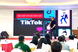 Tiktoker-Nhà sáng tạo nội dung Trần Việt Anh sở hữu kênh TikTok “Anh bộ đoại” chia sẻ kinh nghiệm trong livestream. Ảnh: V.T