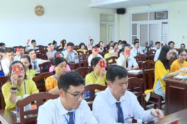 Các đại biểu biểu quyết thông qua các chỉ tiêu, nhiệm vụ trong nhiệm kỳ mới. Ảnh: Thanh Sáng