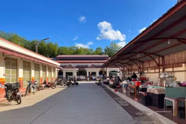 Hiện nay, việc thu hút các hộ kinh doanh vào mua bán tại chợ đang gặp nhiều khó khăn. Ảnh: V.T