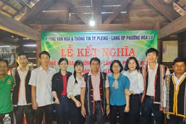 Phòng Văn hóa-Thông tin TP. Pleiku kết nghĩa với làng Ớp