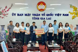 Ủy ban MTTQ Việt Nam TP Hà Nội trao 50 tấn hàng hóa hỗ trợ Gia Lai khắc phục hậu quả lũ lụt. 